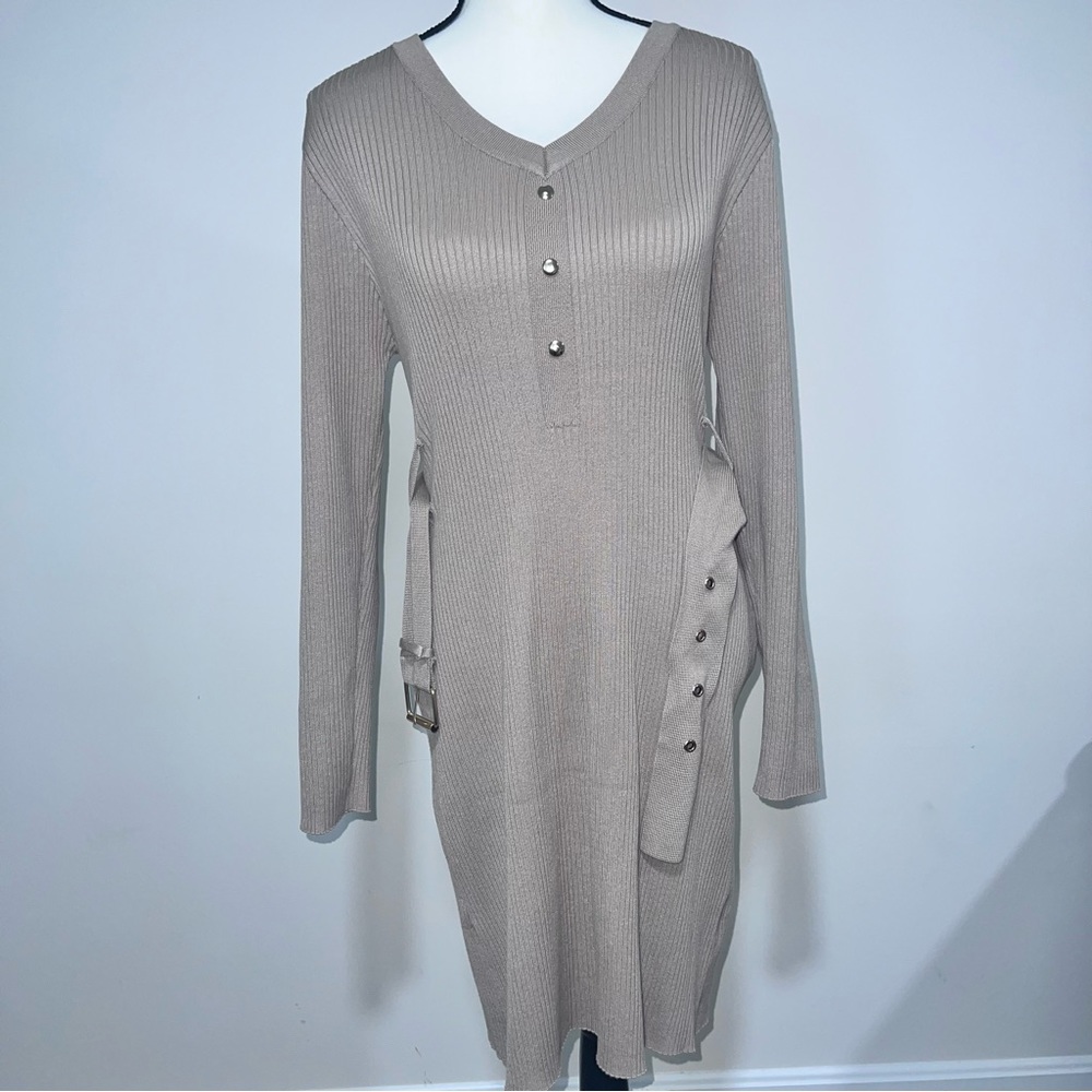 Form-Fitting Rib Knit Beige Button Down V Neck Lo… - image 2